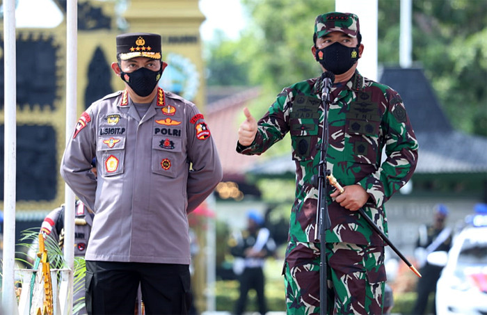 Apel gelar pasukan penebalan Satgas Covid-19 di alun-alun pendopo kabupaten Blora, Jawa Tengah, Sabtu (5/6/2021).