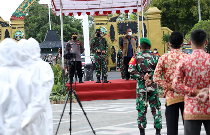 Apel gelar pasukan penebalan Satgas Covid-19 di alun-alun pendopo kabupaten Blora, Jawa Tengah, Sabtu (5/6/2021).