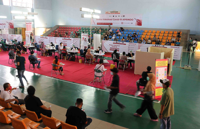 Vaksinator menyuntikkan vaksin Covid-19 kepada karyawan ritel serta pelaku usaha mikro, kecil dan menengah di GOR Kemayoran, Jakarta Pusat, Sabtu (5/6/2021).