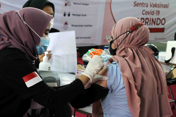 Vaksinator menyuntikkan vaksin Covid-19 kepada karyawan ritel serta pelaku usaha mikro, kecil dan menengah di GOR Kemayoran, Jakarta Pusat, Sabtu (5/6/2021).