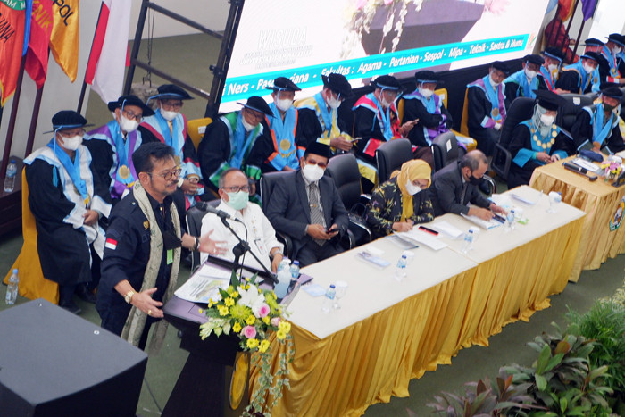 Sejumlah wisudawan Universitas Islam Makassar (UIM) mengikuti wisuda tatap muka di kampus UIM, Makassar, Sulawesi Selatan, Sabtu (5/6/2021).