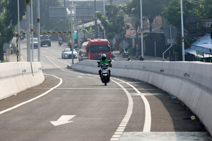 Pengendara melintas di Jalan Layang (fly over) di kawasan Lenteng Agung, Jakarta Selatan, Minggu (6/6/2021).