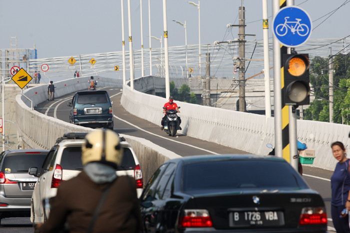 Pengendara melintas di Jalan Layang (fly over) di kawasan Lenteng Agung, Jakarta Selatan, Minggu (6/6/2021).