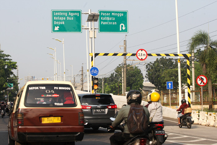 Pengendara melintas di Jalan Layang (fly over) di kawasan Lenteng Agung, Jakarta Selatan, Minggu (6/6/2021).