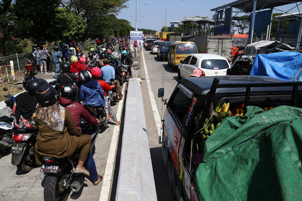 Suasana kemacetan jalur masuk kota Surabaya di Jembatan Suramadu, Jawa Timur, Minggu (6/6/2021).