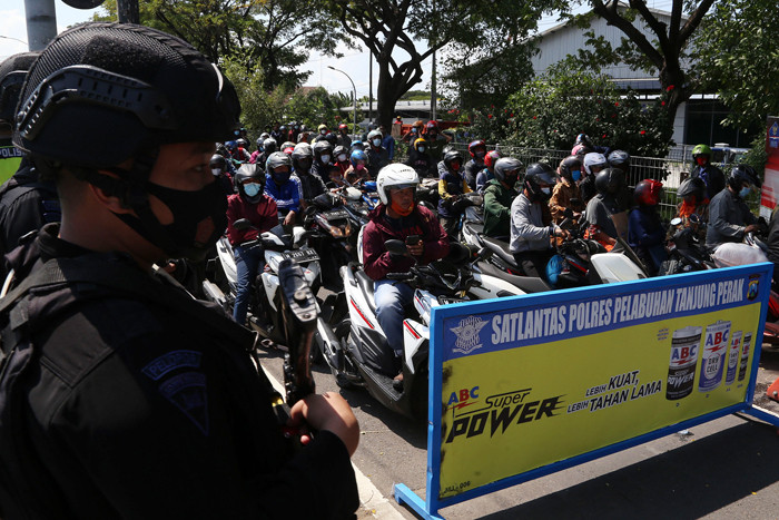 Suasana kemacetan jalur masuk kota Surabaya di Jembatan Suramadu, Jawa Timur, Minggu (6/6/2021).