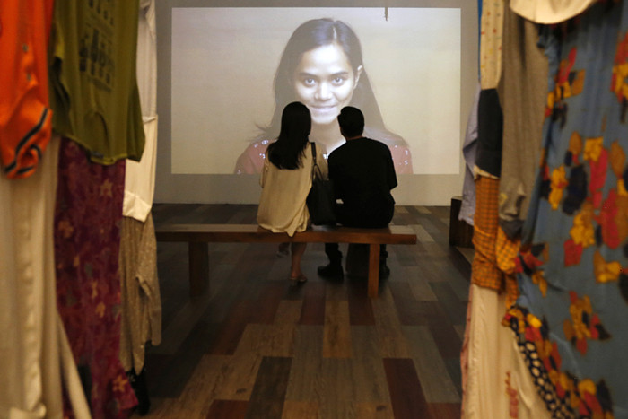 Pengunjung mengamati karya pameran bertajuk 