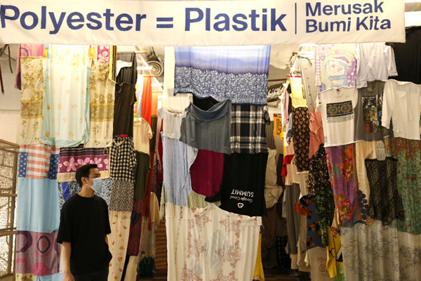 Pengunjung mengamati karya pameran bertajuk 