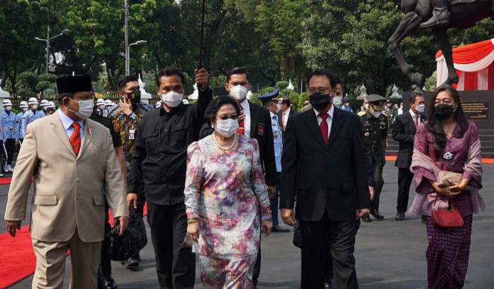 Presiden Kelima RI Megawati Soekarnoputri dan Menhan Prabowo Subianto meresmikan patung Proklamator Soekarno di Jakarta, Minggu (6/6/2021).
