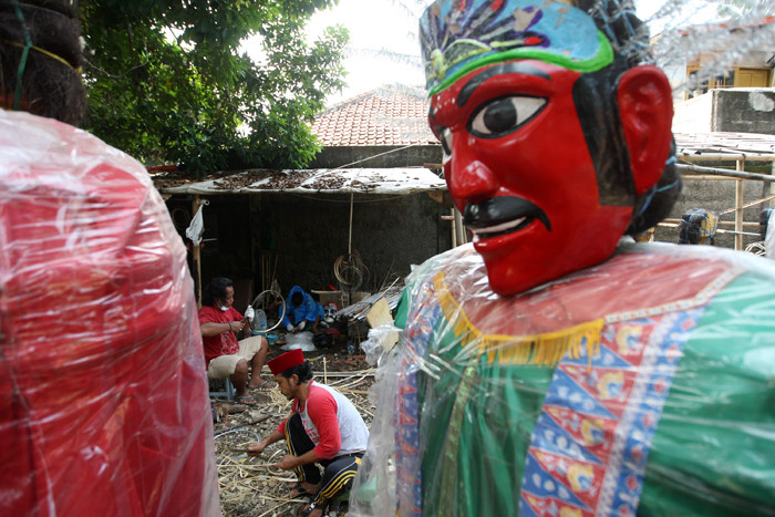 Wawan menyiapkan bambu untuk dijadikan bahan pembuatan kerangka ondel-ondel di kawasan Perkampungan Budaya Betawi Setu Babakan, Jagakarsa, Minggu (6/6/2021).