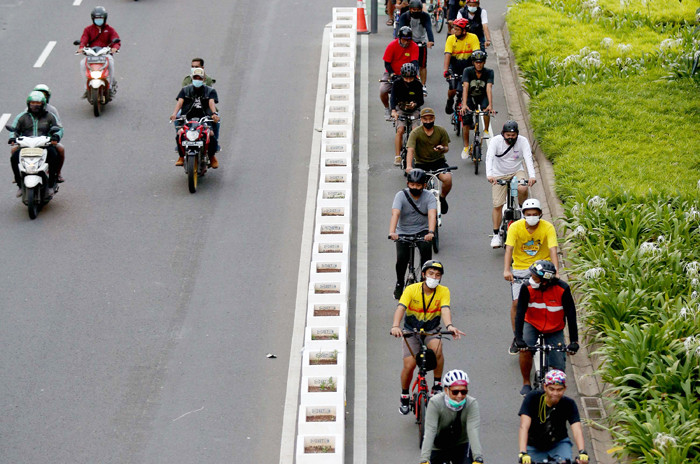 Pesepeda saat melintas di Jalan Jenderal Sudirman, Jakarta, Sabtu (5/6/2021).