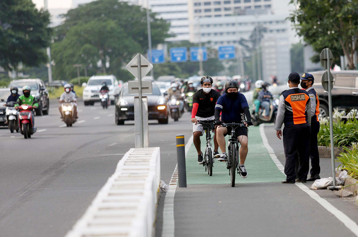 Pesepeda saat melintas di Jalan Jenderal Sudirman, Jakarta, Sabtu (5/6/2021).
