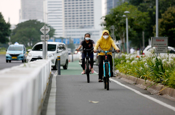 Pesepeda saat melintas di Jalan Jenderal Sudirman, Jakarta, Sabtu (5/6/2021).