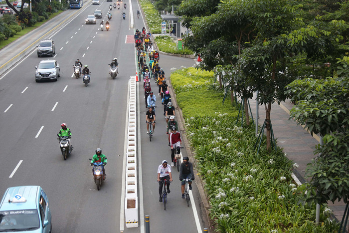Pesepeda saat melintas di Jalan Jenderal Sudirman, Jakarta, Sabtu (5/6/2021).