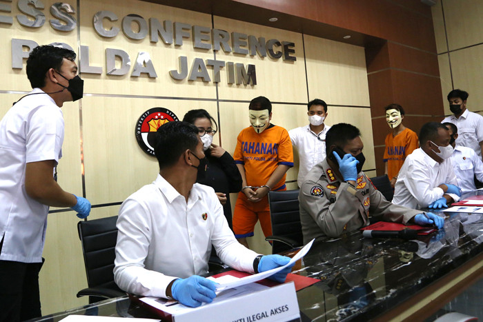 Dua tersangka pembobol bansos Covid-19 Amerika, SFR dan MCL, diperlihatkan dalam konferensi pers di Polda Jawa Timur, Senin (7/6/2021).