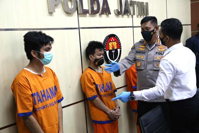 Empat tersangka pembobol kartu kredit ditunjukkan di Polda Jawa Timur, Senin (7/6/2021).
