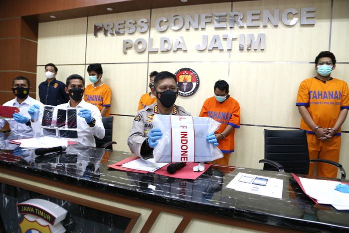 Empat tersangka pembobol kartu kredit ditunjukkan di Polda Jawa Timur, Senin (7/6/2021).