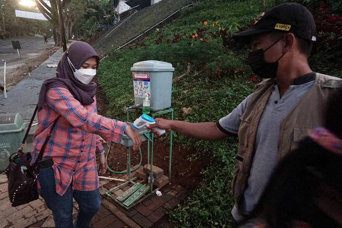 Pengunjung bersantai menikmati kuliner dengan suasana alam di Jungle Cafe Trawas, Mojokerto Jawa Timur akhir pekan lalu.