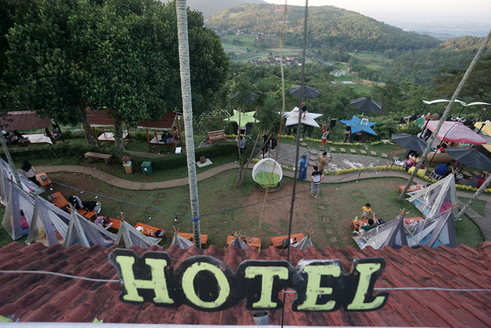 Pengunjung bersantai menikmati kuliner dengan suasana alam di Jungle Cafe Trawas, Mojokerto Jawa Timur akhir pekan lalu.