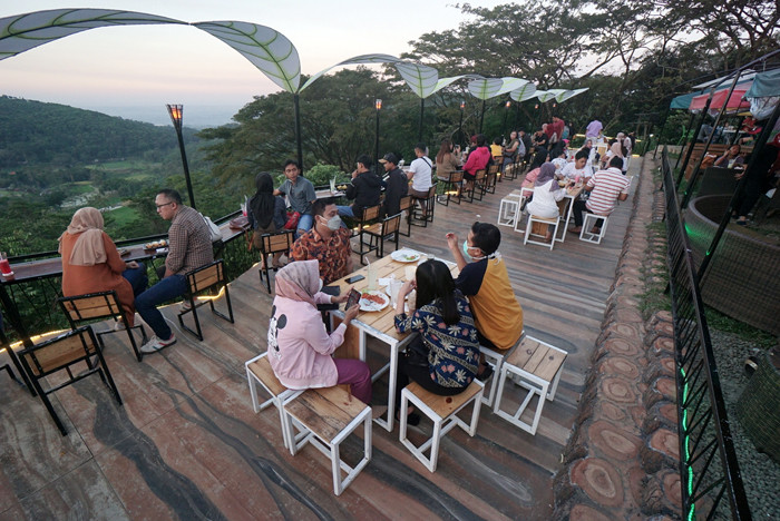 Pengunjung bersantai menikmati kuliner dengan suasana alam di Jungle Cafe Trawas, Mojokerto Jawa Timur akhir pekan lalu.
