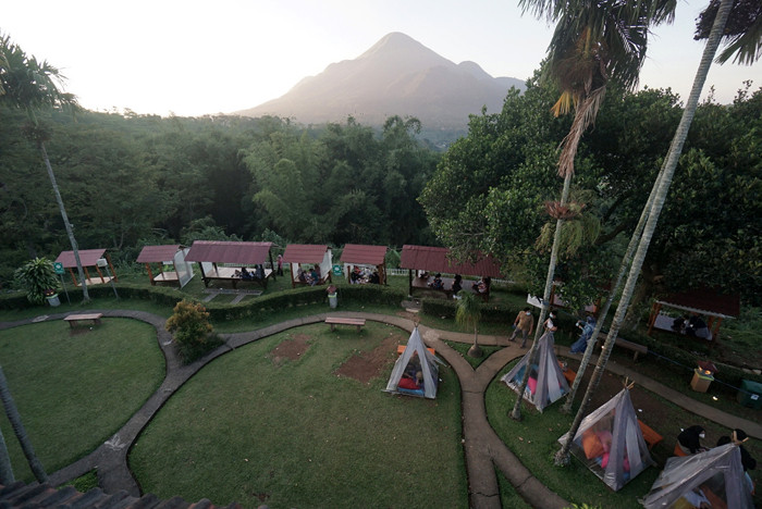 Pengunjung bersantai menikmati kuliner dengan suasana alam di Jungle Cafe Trawas, Mojokerto Jawa Timur akhir pekan lalu.