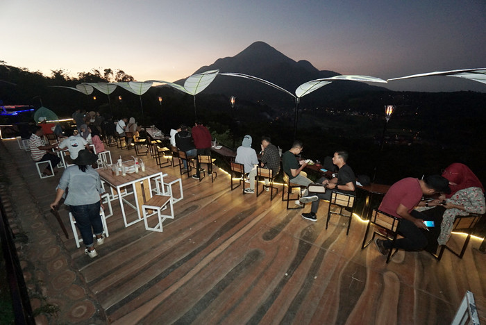 Pengunjung bersantai menikmati kuliner dengan suasana alam di Jungle Cafe Trawas, Mojokerto Jawa Timur akhir pekan lalu.