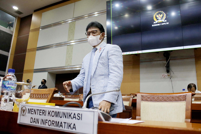 Menteri Komunikasi dan Informatika Johnny G Plate saat mengikuti rapat kerja dengan Komisi I DPR di Kompleks Parlemen Senayan, Jakarta, Senin (7/6/2021).