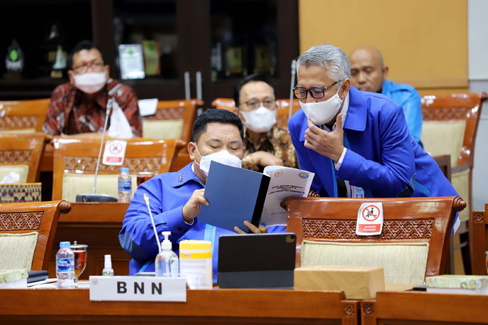 Kepala BNN Komjen Pol Petrus Reinhard Golose bersiap mengikuti rapat dengar pendapat dengan Komisi III DPR di Kompleks Parlemen, Jakarta, Senin (7/6/2021).