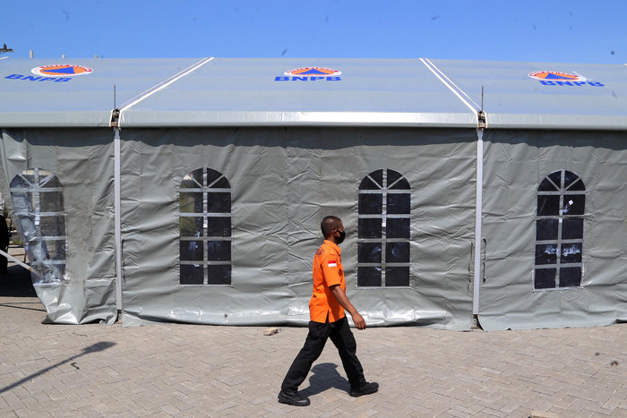 Relawan BNPB mendirikan tenda darurat di halaman kantor Badan Pengembangan Wilayah Suramadu (BPWS) Bangkalan, Madura, Jawa Timur, Selasa (8/6/2021).