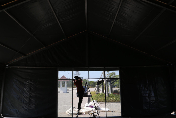 Relawan BNPB mendirikan tenda darurat di halaman kantor Badan Pengembangan Wilayah Suramadu (BPWS) Bangkalan, Madura, Jawa Timur, Selasa (8/6/2021).