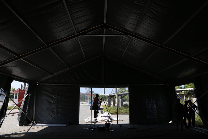 Relawan BNPB mendirikan tenda darurat di halaman kantor Badan Pengembangan Wilayah Suramadu (BPWS) Bangkalan, Madura, Jawa Timur, Selasa (8/6/2021).