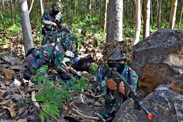 Prajurit Brigade Infanteri 2 Marinir mengejar kelompak sparatis saat menuju daerah latihan di Bantur Malang Selatan Jawa Timur, Senin (7/6/2021).