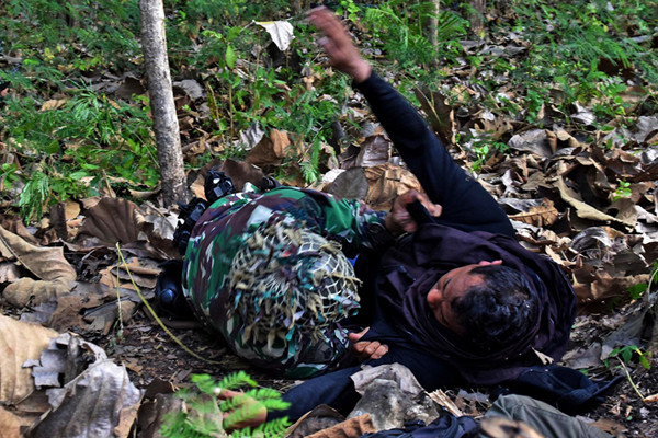 Prajurit Brigade Infanteri 2 Marinir mengejar kelompak sparatis saat menuju daerah latihan di Bantur Malang Selatan Jawa Timur, Senin (7/6/2021).