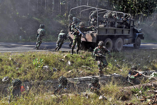 Prajurit Brigade Infanteri 2 Marinir mengejar kelompak sparatis saat menuju daerah latihan di Bantur Malang Selatan Jawa Timur, Senin (7/6/2021).