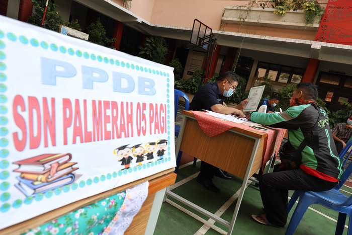 Orang tua murid calon peserta didik mendatangi posko pelayanan PPDB 2021/2022 yang sudah dibuka sejak kemarin, di Jakarta Barat, Selasa (8/6/2021).