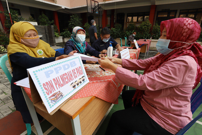 Orang tua murid calon peserta didik mendatangi posko pelayanan PPDB 2021/2022 yang sudah dibuka sejak kemarin, di Jakarta Barat, Selasa (8/6/2021).
