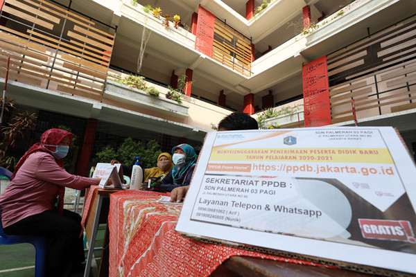 Orang tua murid calon peserta didik mendatangi posko pelayanan PPDB 2021/2022 yang sudah dibuka sejak kemarin, di Jakarta Barat, Selasa (8/6/2021).