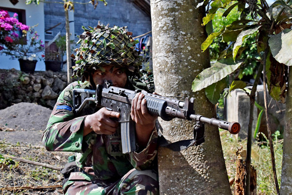 Prajurit Brigade Infanteri 2 Marinir merebut daerah kekuasaan yang di jadikan tempat berkumpul kelompok separatis, di Puslatpur 4 Purboyo, Selasa (8/6/2021).