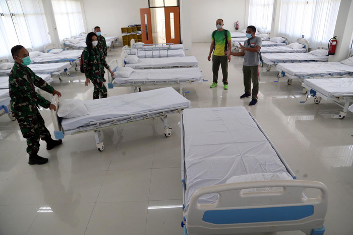 Petugas menyiapkan bed dilantai 2 kantor Badan Pengembangan Wilayah Suramadu (BPWS) Bangkalan, Madura, Jawa Timur, Selasa (8/6/2021).