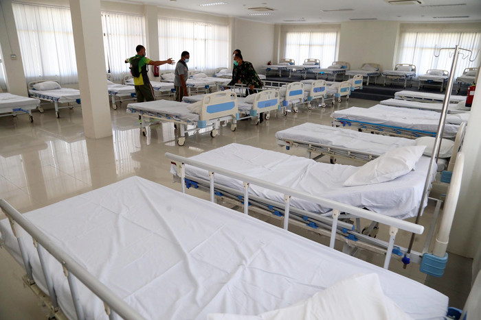 Petugas menyiapkan bed dilantai 2 kantor Badan Pengembangan Wilayah Suramadu (BPWS) Bangkalan, Madura, Jawa Timur, Selasa (8/6/2021).