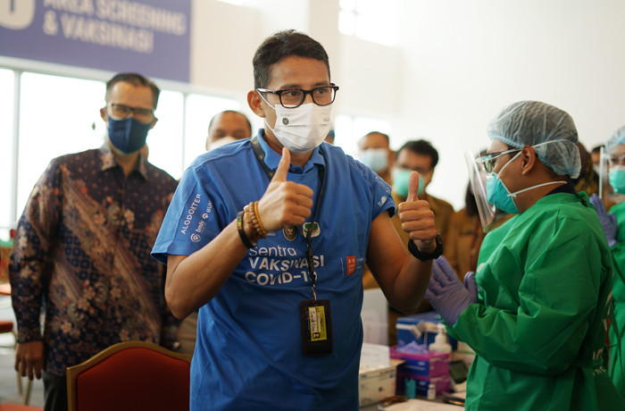 Menparekraf Sandiaga Salahuddin Uno saat menerima vaksin Covid-19 AstraZeneca di Sentra Vaksinasi Covid-19 di Jakarta, Selasa (8/6/2021).