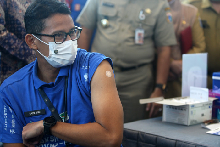 Menparekraf Sandiaga Salahuddin Uno saat menerima vaksin Covid-19 AstraZeneca di Sentra Vaksinasi Covid-19 di Jakarta, Selasa (8/6/2021).