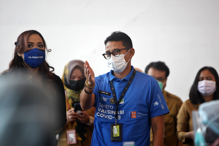 Menparekraf Sandiaga Salahuddin Uno saat menerima vaksin Covid-19 AstraZeneca di Sentra Vaksinasi Covid-19 di Jakarta, Selasa (8/6/2021).