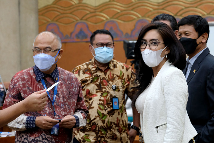 Direktur Utama PT Asabri (Persero) Wahyu Suparyono mengikuti rapat dengar pendapat dengan Komisi VI DPR di Kompleks Parlemen, Jakarta, Rabu (9/6/2021).