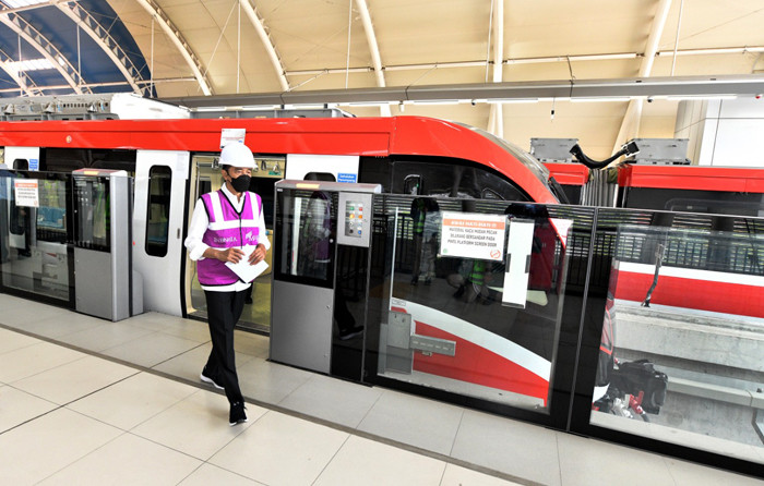 Presiden Joko Widodo meninjau perkembangan proyek lintas rel terpadu (LRT) Jabodebek, Rabu (9/6/2021).