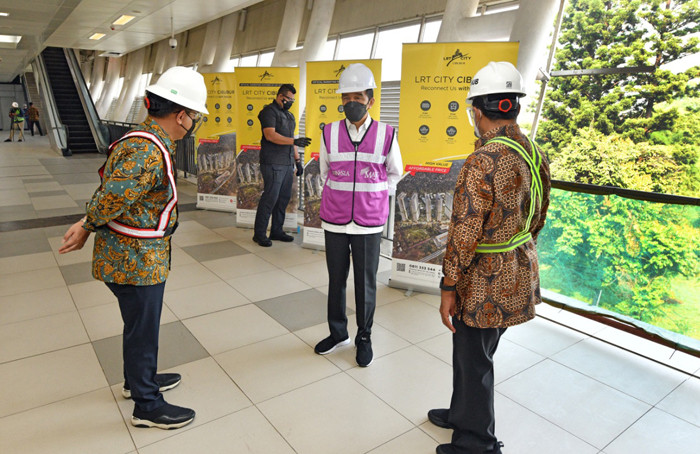 Presiden Joko Widodo meninjau perkembangan proyek lintas rel terpadu (LRT) Jabodebek, Rabu (9/6/2021).