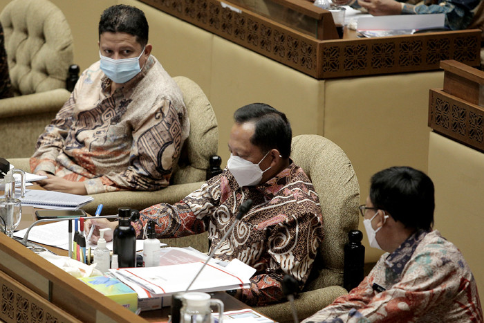 Menteri Dalam Negeri Tito Karnavian (kanan) mengikuti rapat dengar pendapat dengan Komisi II DPR di Kompleks Parlemen, Senayan, Jakarta, Rabu (9/6/2021).