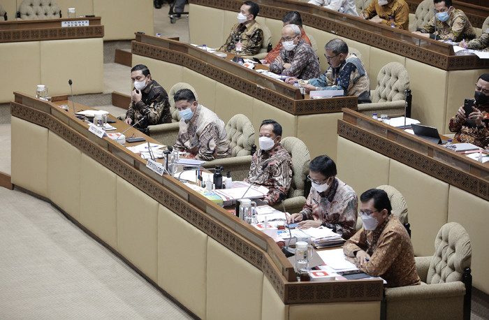 Menteri Dalam Negeri Tito Karnavian (kanan) mengikuti rapat dengar pendapat dengan Komisi II DPR di Kompleks Parlemen, Senayan, Jakarta, Rabu (9/6/2021).