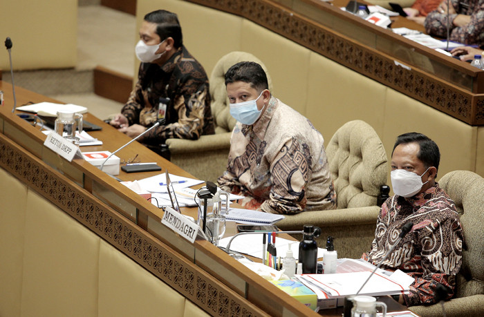 Menteri Dalam Negeri Tito Karnavian (kanan) mengikuti rapat dengar pendapat dengan Komisi II DPR di Kompleks Parlemen, Senayan, Jakarta, Rabu (9/6/2021).