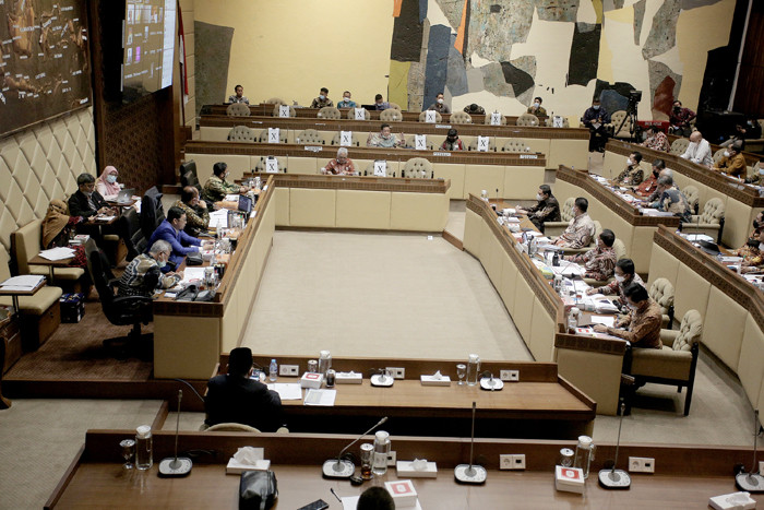 Menteri Dalam Negeri Tito Karnavian (kanan) mengikuti rapat dengar pendapat dengan Komisi II DPR di Kompleks Parlemen, Senayan, Jakarta, Rabu (9/6/2021).